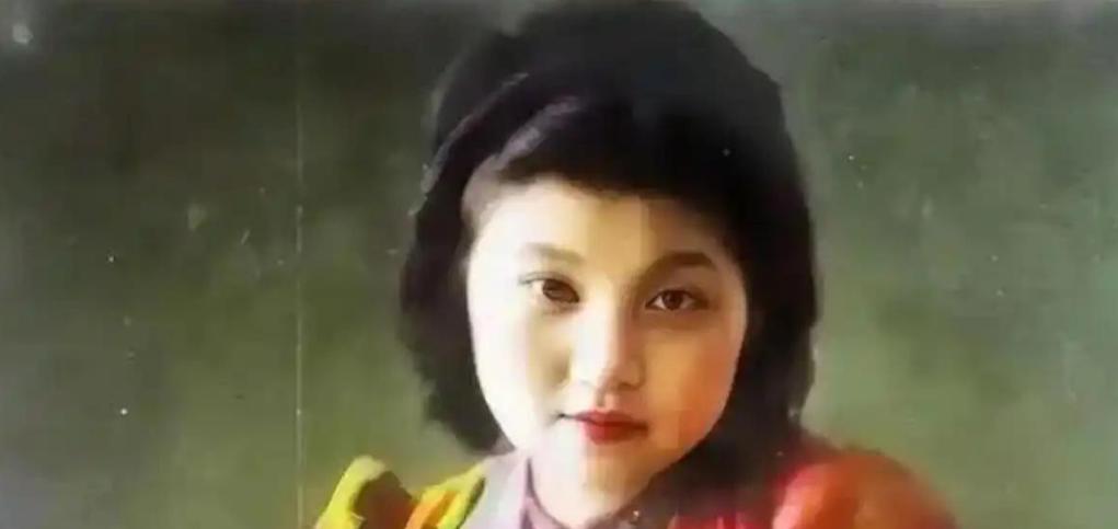 1942年，蒋经国情人章亚若被一针毒杀，她临死前对刚出生的双胞胎说：娘只是去睡一