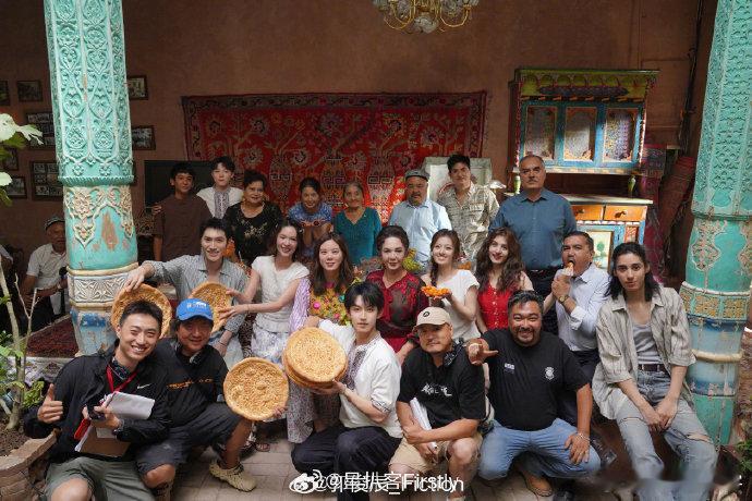喀什古城官宣杀青 李兰迪的夏孜自带生命力，郭俊辰的周恒之沉稳有力量，每个角色都像