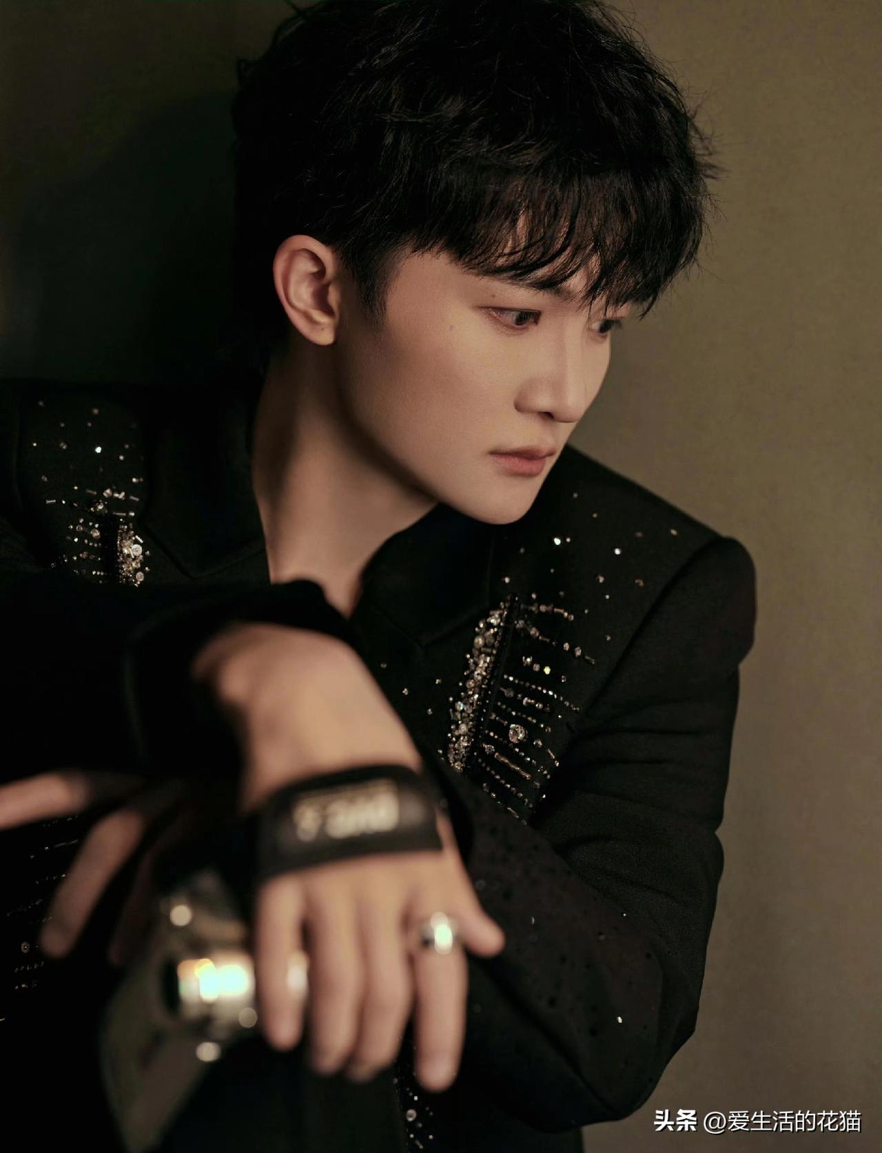 周深半个月赶了三场影剧颁奖典礼，这排面真的很顶，深深好权威啊！

刚在电视剧品质