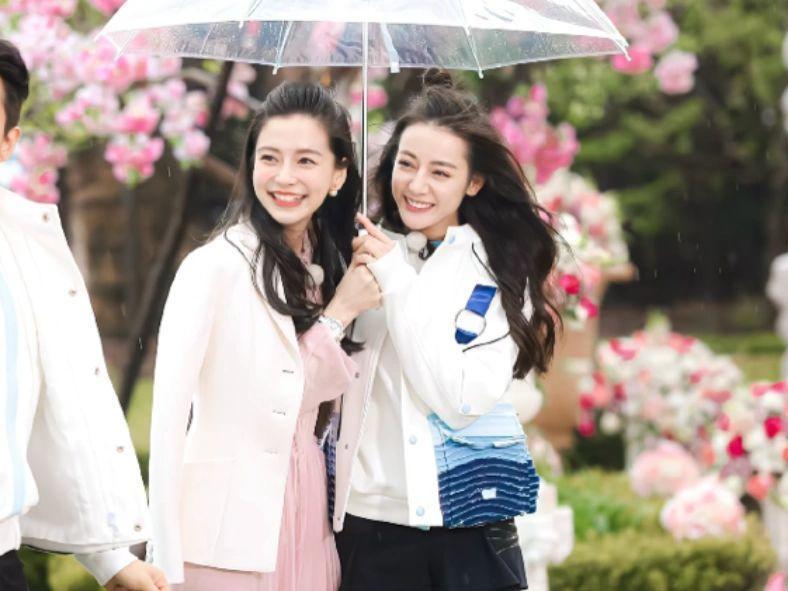 《奔跑吧》一些👩🏻🦰同框时刻，芭比✖️2Angelababy×迪丽热巴 