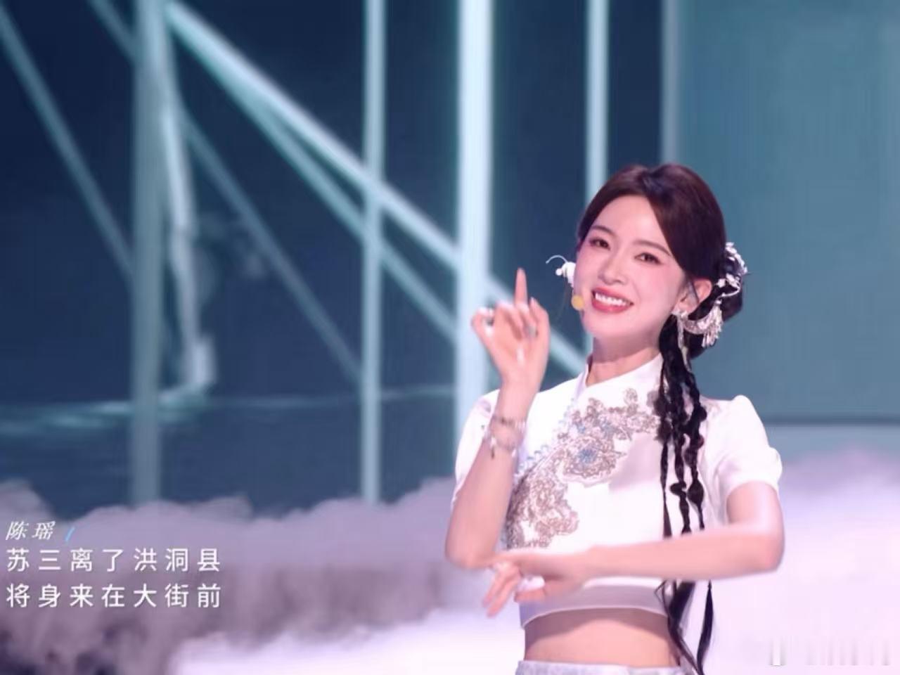 陈瑶戏腔 歌美人美乘风2026越听越上头的戏腔，陈瑶演唱惊艳观众，长相秀气大方，