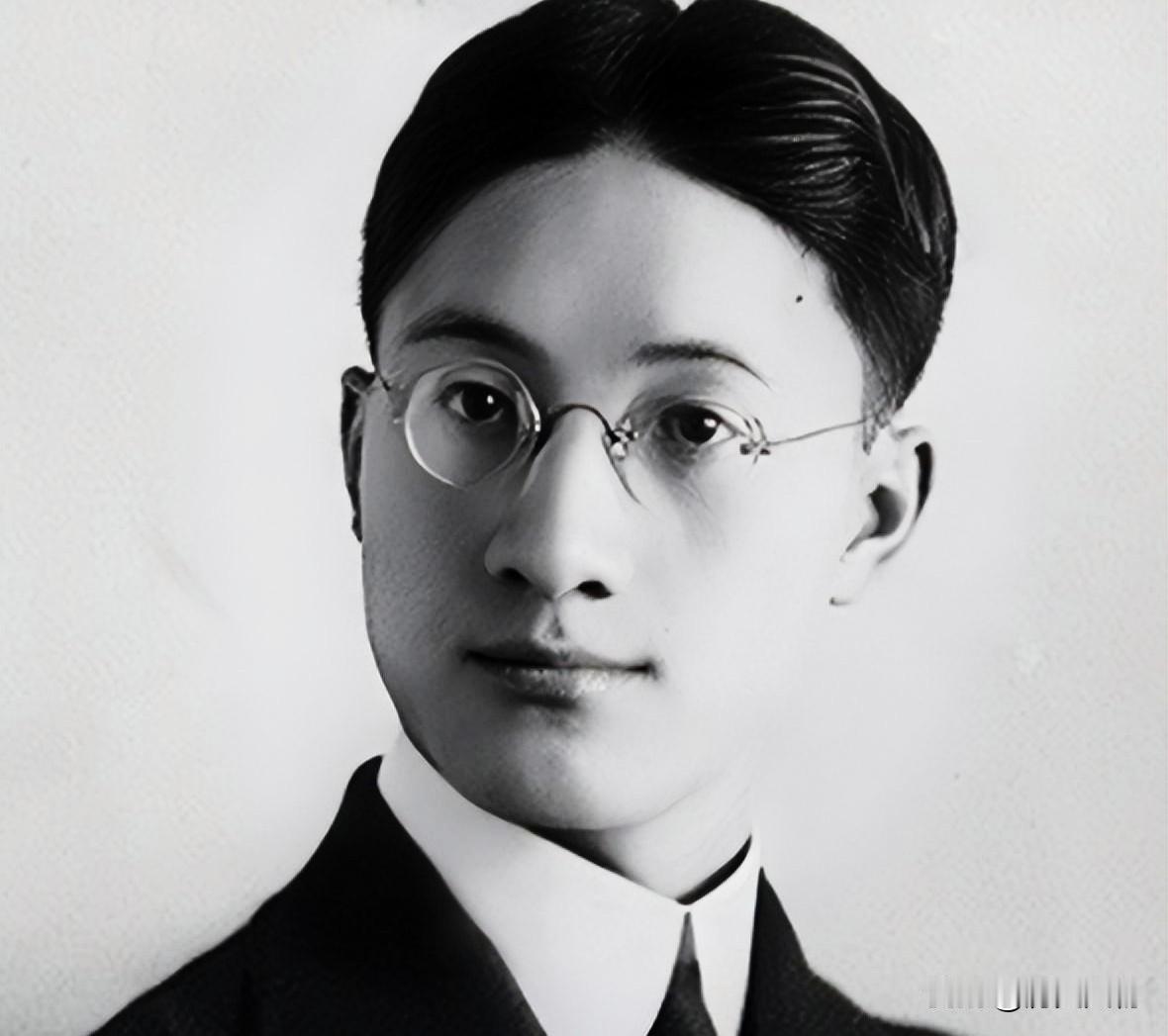 《光明日报》前总编储安平，早年就读于光华大学，后留学英国，回国后投身新闻与教育，