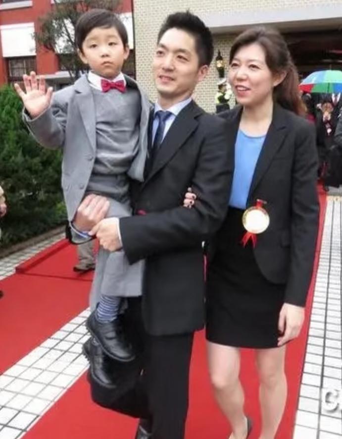 看到蒋万安这件事，我第一反应不是激动，而是有点恍惚，原来让孩子免费吃顿饭，也能被