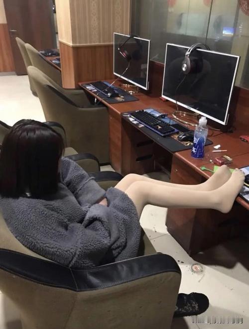 我曾经当过一段时间的女网管。那时，我所在的网吧老板是个挺有手腕的人，手下不止这一