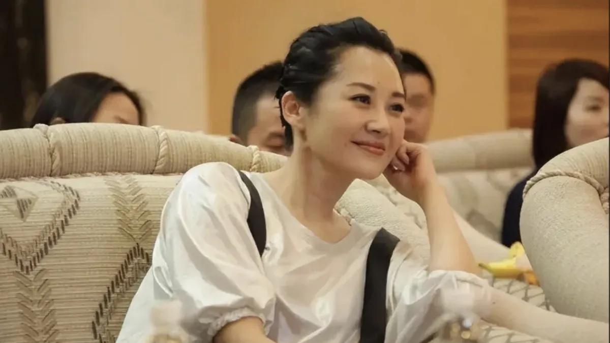 “京圈公主”许晴，历经世事繁华，依旧保持着那份从容与淡然。岁月似乎对她格外宽容，