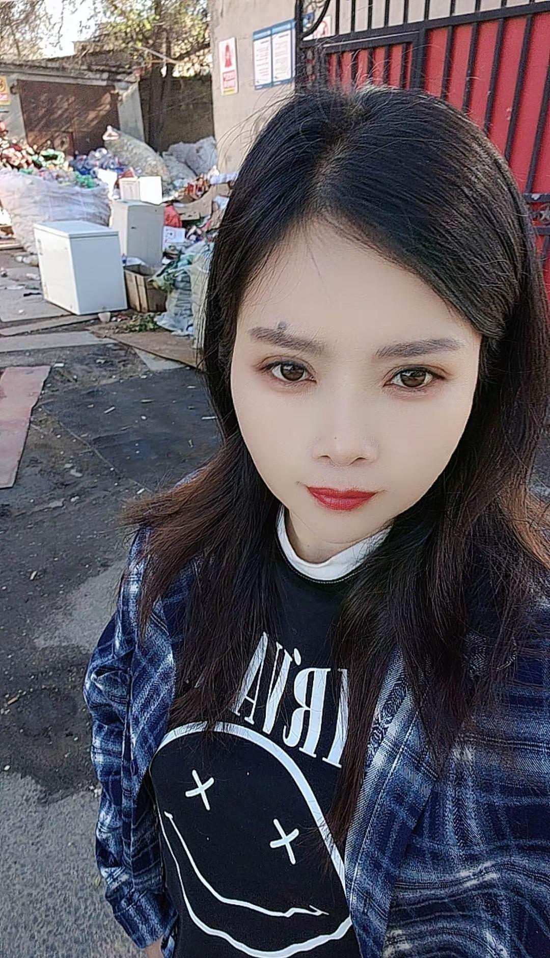乌鲁木齐的天气够任性吧。上个礼拜高温达到37度这个礼拜一场雨下来今天最高温度才1