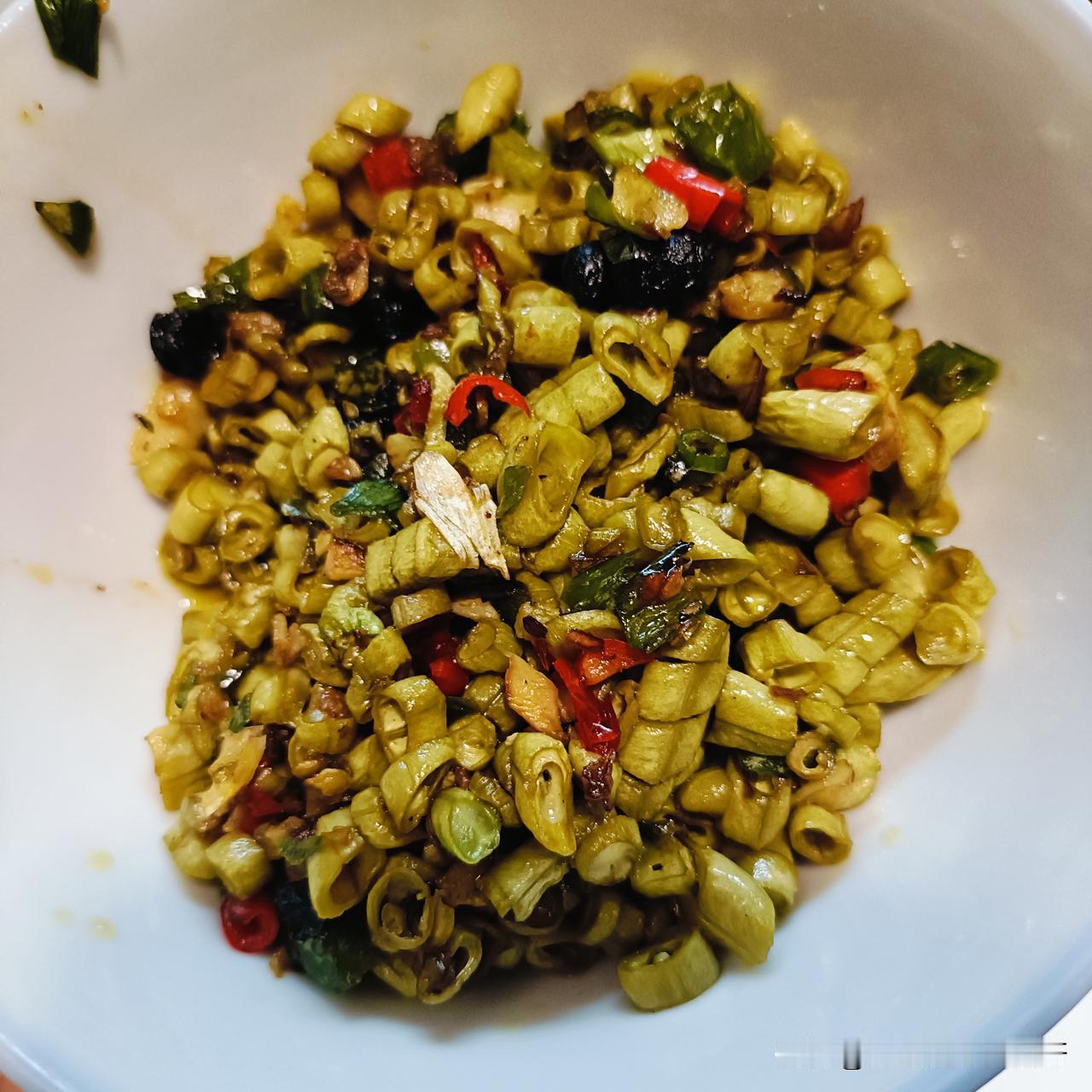 今天的早餐：白米饭，酸豆角，豆干。

一大早就炒这么好吃的菜，真是太美味了，都是
