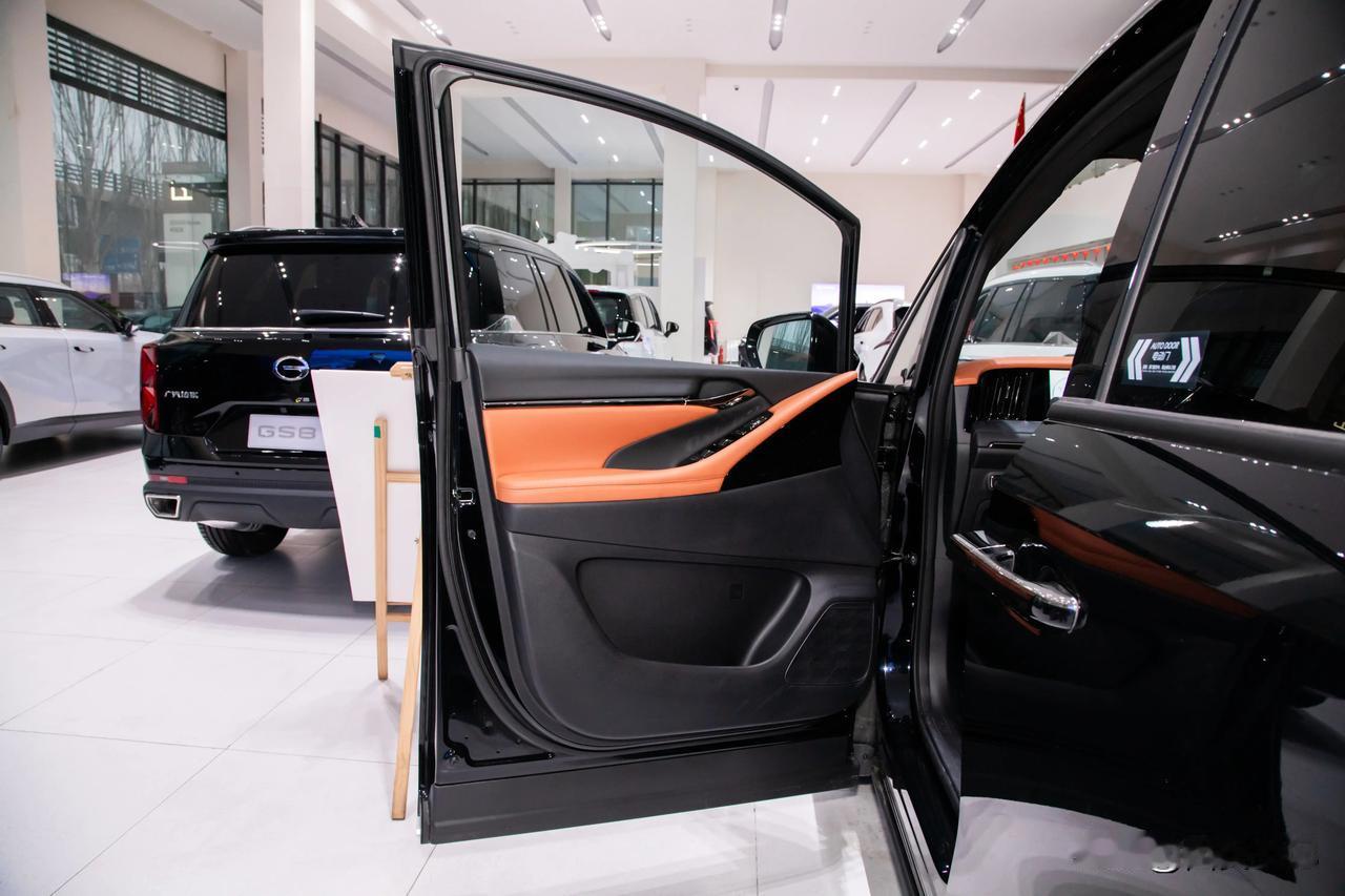 今天，和西安凤城四路4s店上班的同学聊车，他说现在豪华车也很卷，就像2026款传