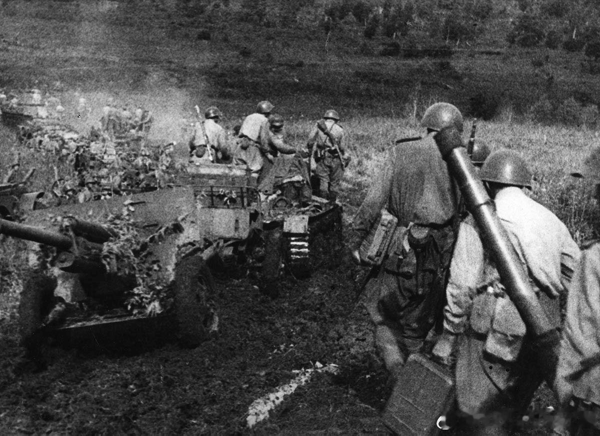 1945年8月苏军部队进入东北，前景中1台拖拉机牵引着1门ЗиС-3型76毫米加