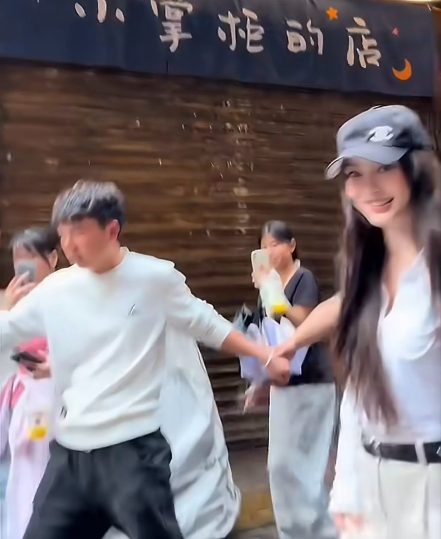 Angelababy看到小朋友下意识护住温柔从不是刻意表演，而是刻在骨子里的本能