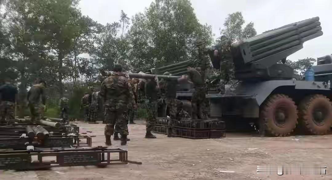 泰国和柬埔寨这冲突闹得越来越凶了。才不到48小时，中企承建的大桥就被炸，泰军方还