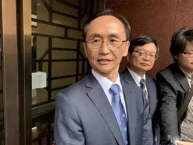 15号吴子嘉节目中怒喷喷国民党大佬赵少康，说他一边占着国民党资源，一边跟党主席郑