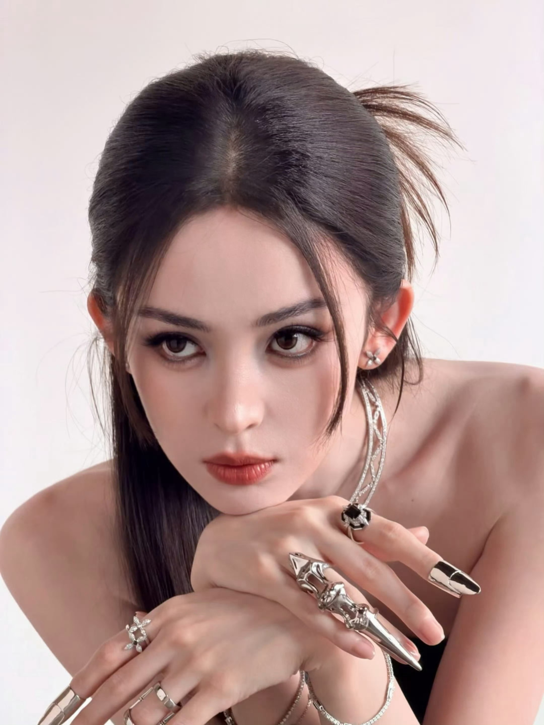 娜扎用男生拍照姿势出片娜扎解锁男生酷感拍照姿势，黑裙搭配冷感镜头，又飒又精致氛围