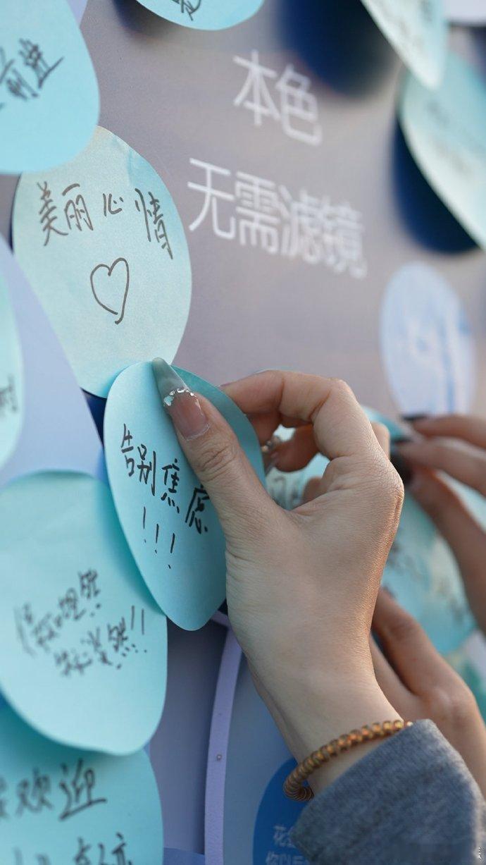 在杭州街头完成一次情绪回收 信女愿称它为 “赛博许愿池”！周末计划 + 1：去美