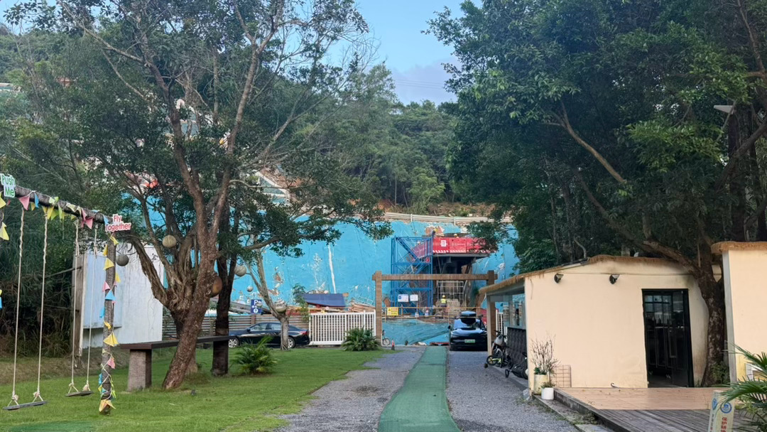 门口的路，今年过年通车施工方说上面下了死命令，不能按期完工，后面很难结款他们负责