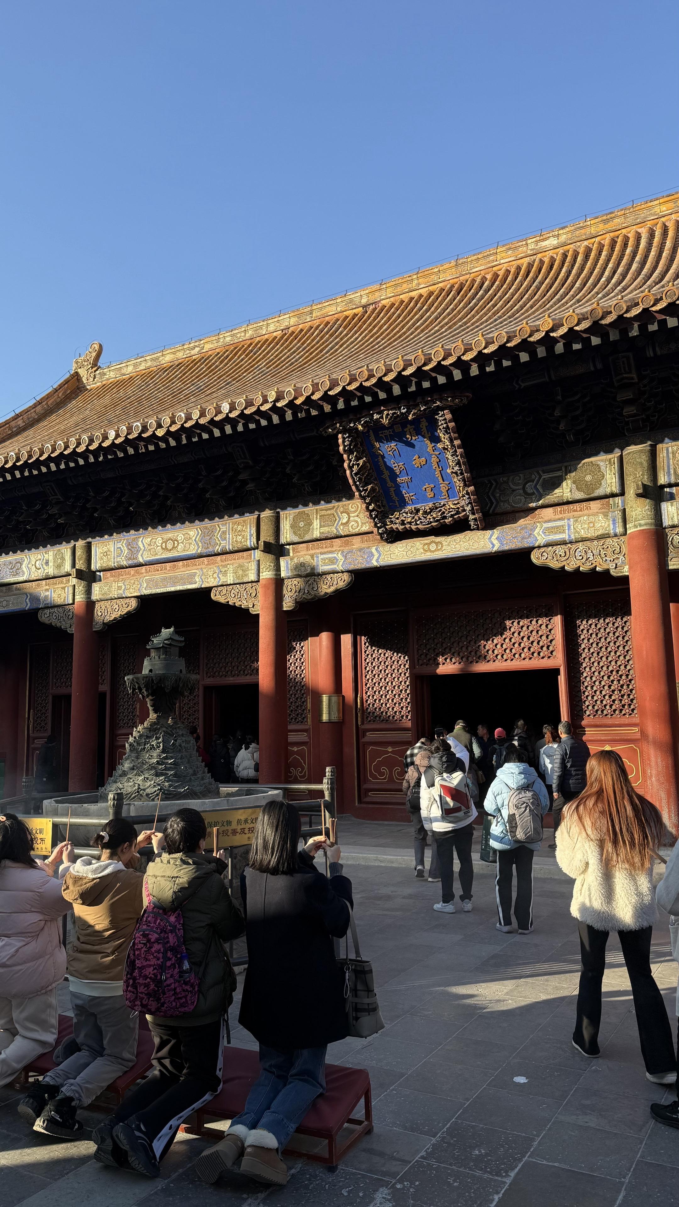 斜阳欲坠时 我踏进了这座冰冷的城 而那最后的日光 软软地照下来 给北平...