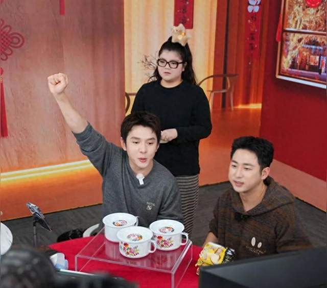 李佳琦抱娃登热搜，其实他3天前就回应了：这三年来第四波了