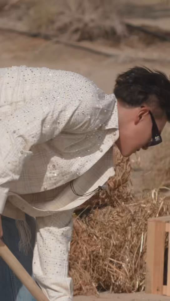刘耀文黄子韬种树刘耀文不怕玩土被妈妈骂了所有人快来给刘耀文护驾这次宇闪种树路透，