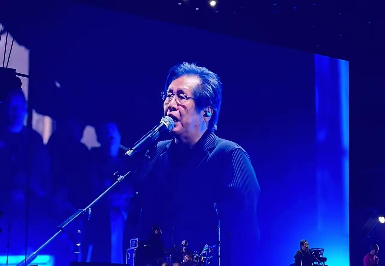 我终于能理解主办方和网友了，
一个刚喊完不能为了赚钱丢立场就火速下架演唱会，一个