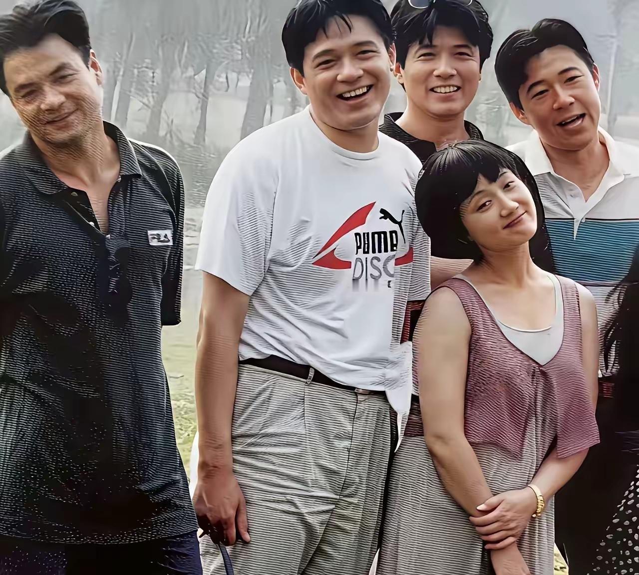 一群人在户外开心地合影。一张90年代的照片，非常珍贵。我看着有张丰毅，还有邓杰是