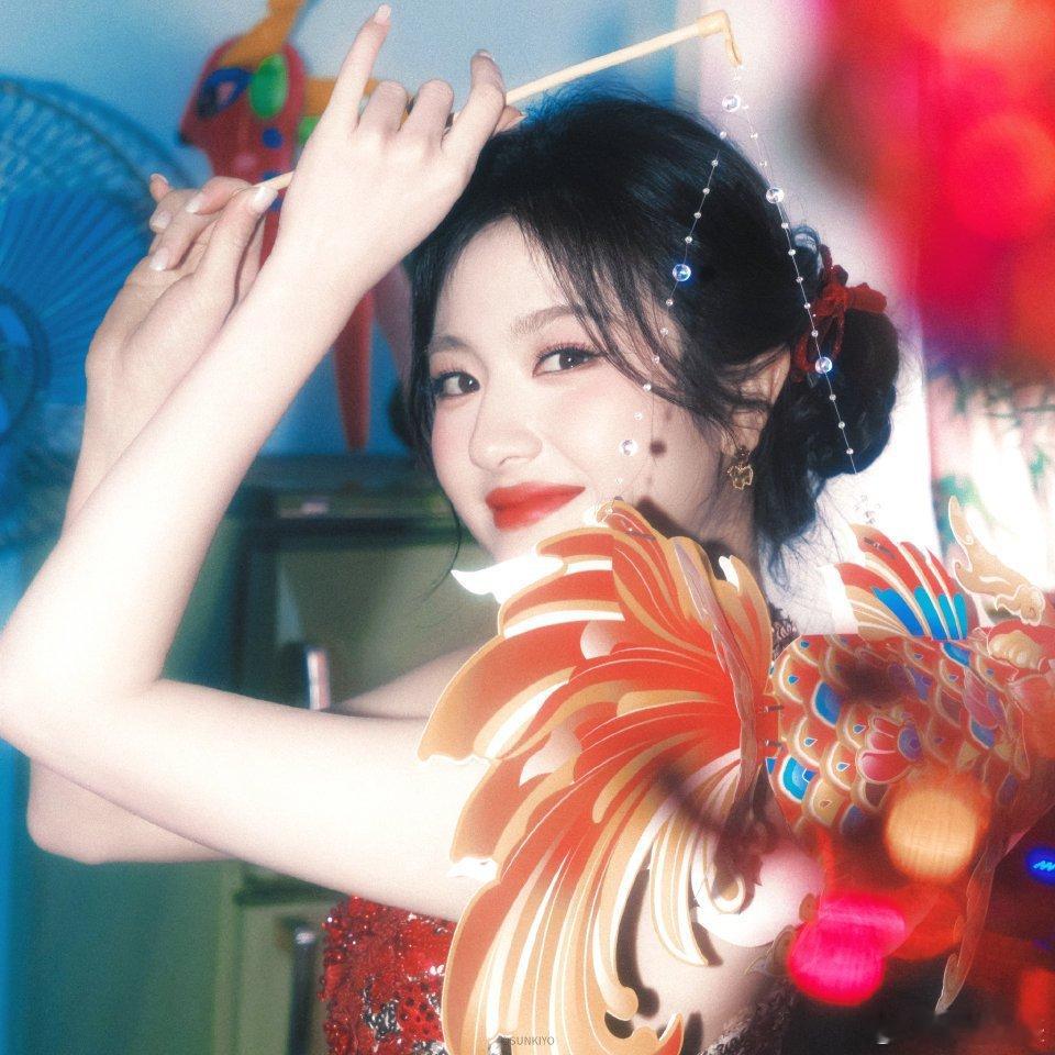 李兰迪妈妈年轻长这样 被甜到了！母女俩颜值也太像了，温柔气质一脉相承，这基因真的