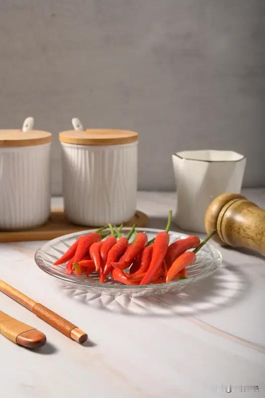 青变红
小米辣尖尖
枝头朝天冲
可爱模样
百看都不厌
炒菜还需小米辣丝语记录 