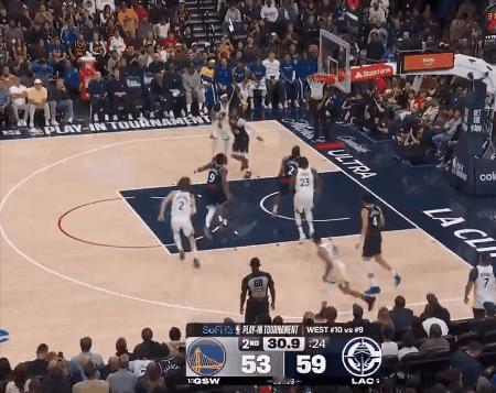 这也不犯规？快船记者质疑判罚：

“伦纳德突破居然一个哨都没有，太离谱了。这吹的