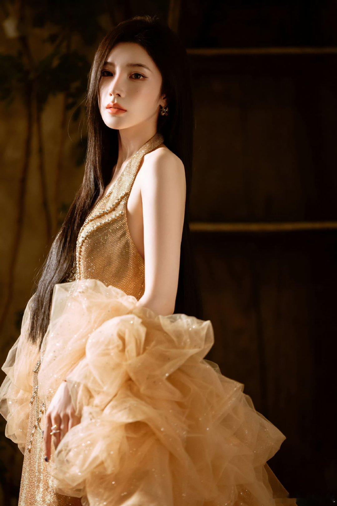 戴燕妮 看得出她是千金 戴燕妮的气质真的很绝，一身鎏金纱裙在灯光下闪着细腻的光，