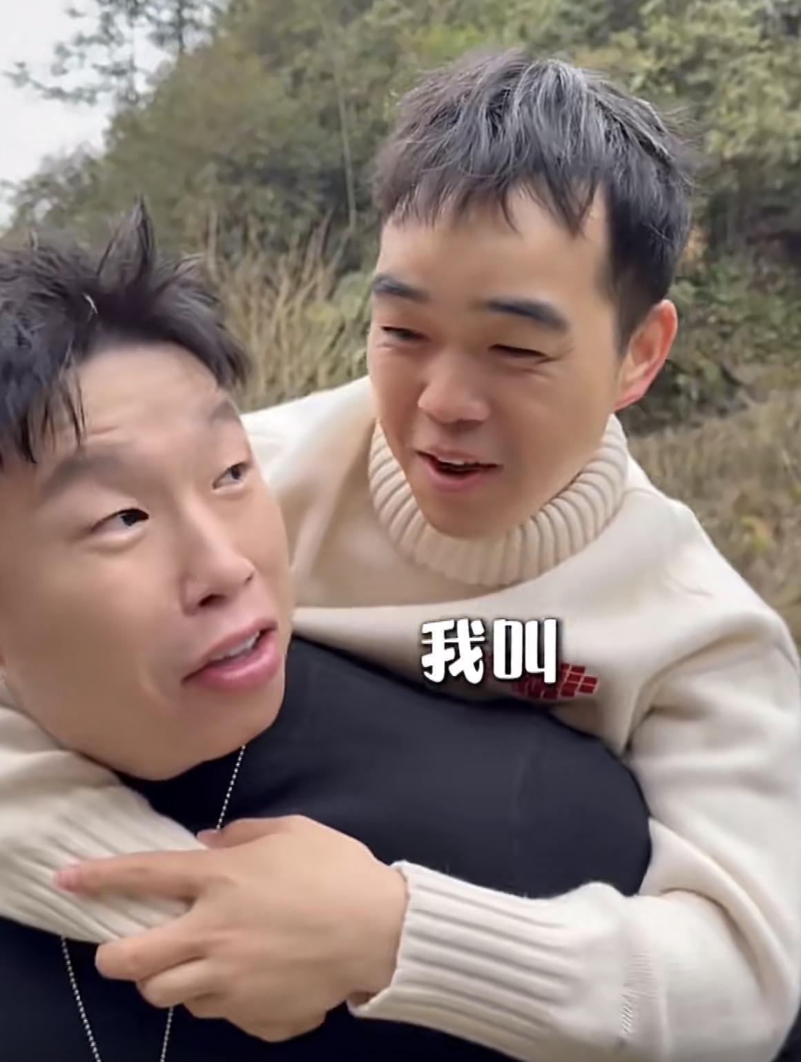 烧饼：筱菊，你趴我背上老实点，叫声叔叔听听，不然信不信我把你直接扔台下去？

尚