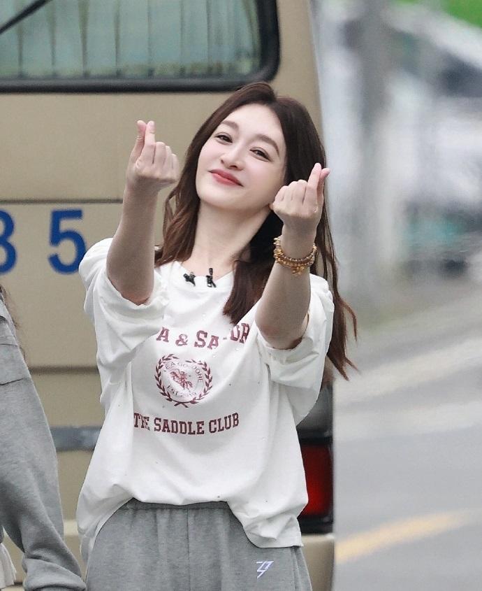 最近李小冉在录制浪姐的时候走运动时尚路线，看上去特别的有动感活力气息。

李小冉