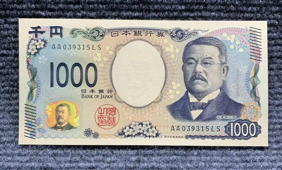 日本正在沉没。日本财务大臣前几天出面确认了一个消息：美国和日本已经联合出手买入日