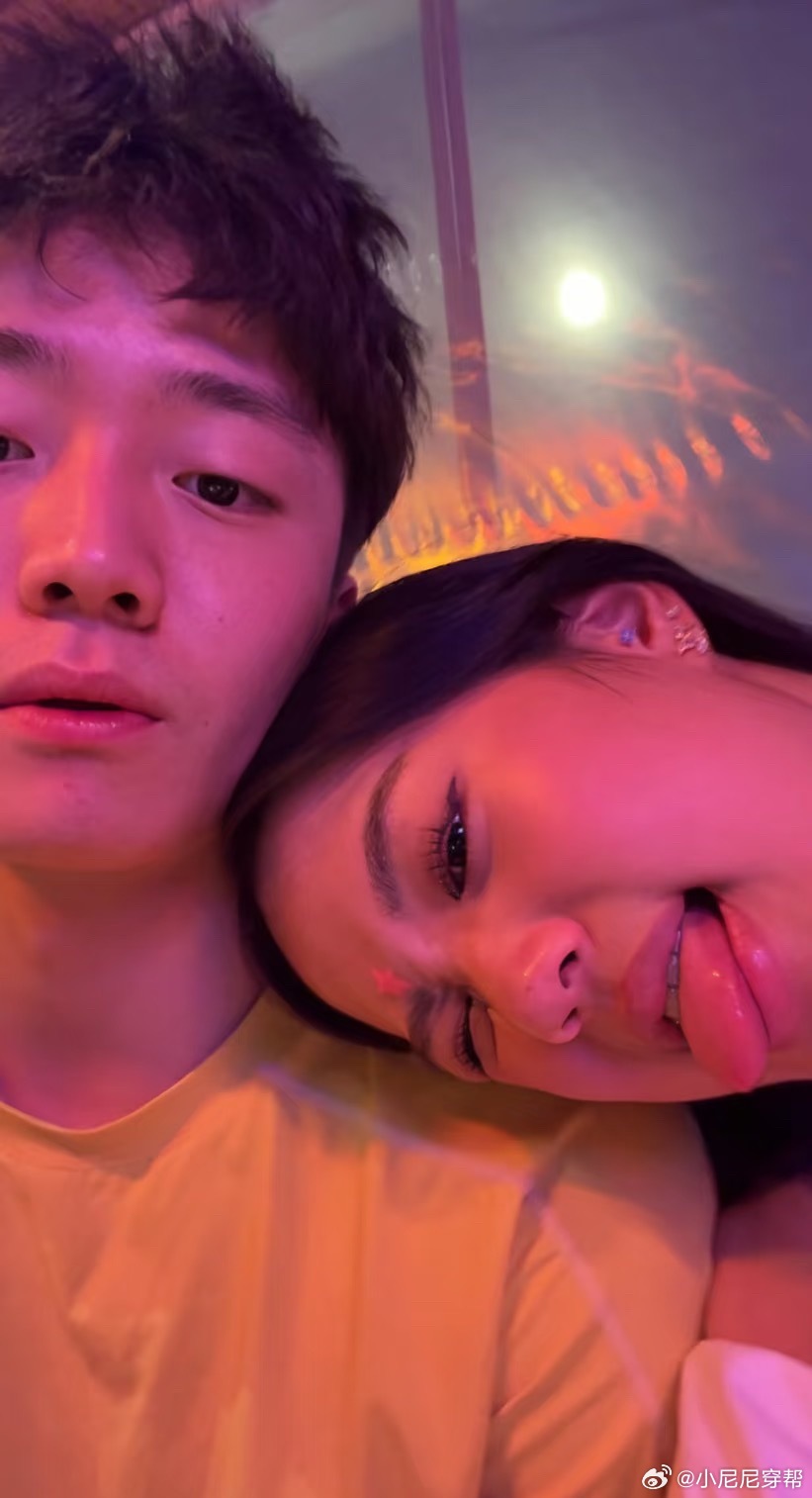 钟丽缇17岁二女儿分享和男友合照。她和男友在超市里搂搂抱抱，看起来很甜蜜。男方身