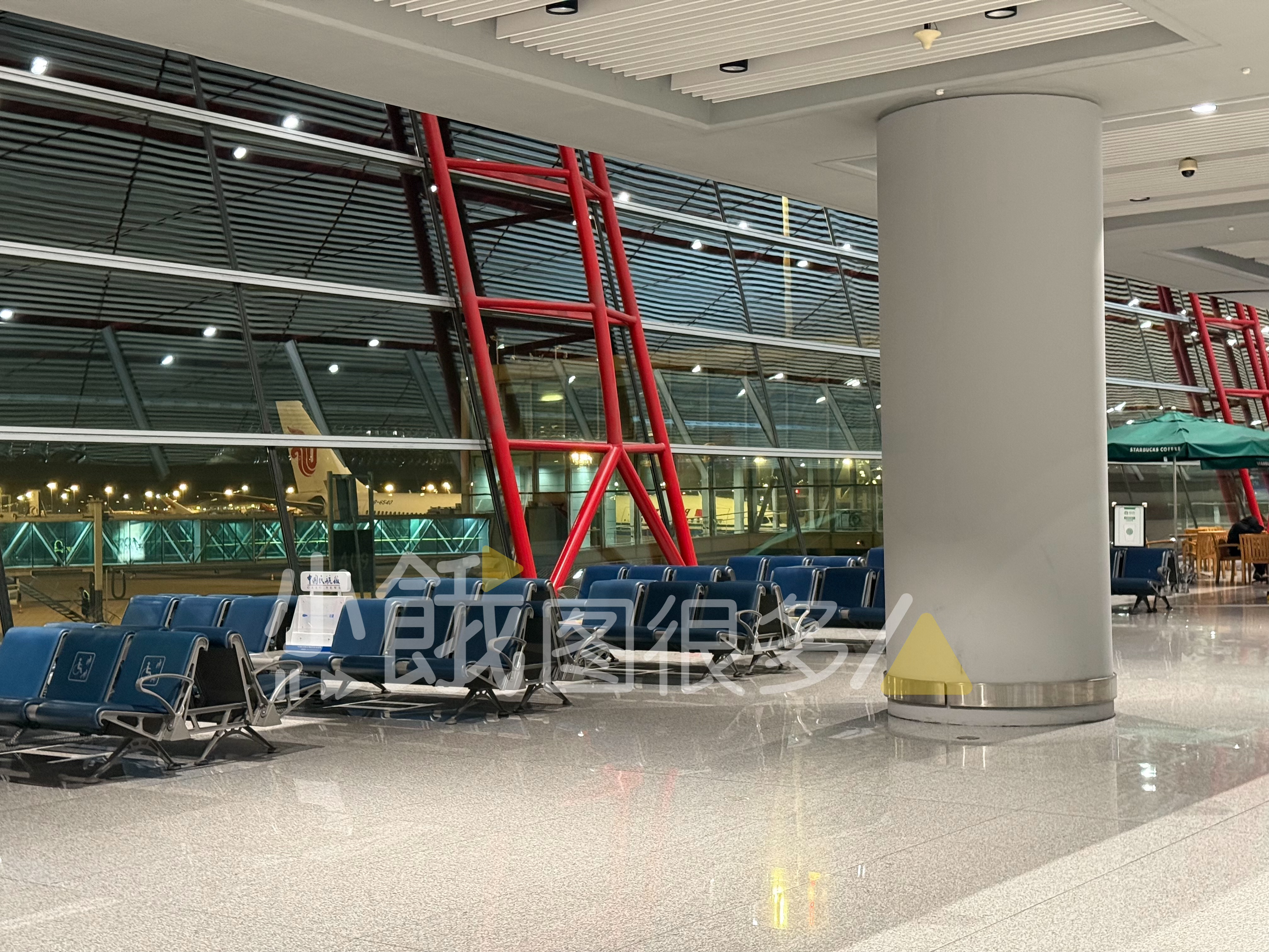 早上的T3-D总给我一种废墟探险的错觉，店没开门还到处是围挡 北京·首都机场T3