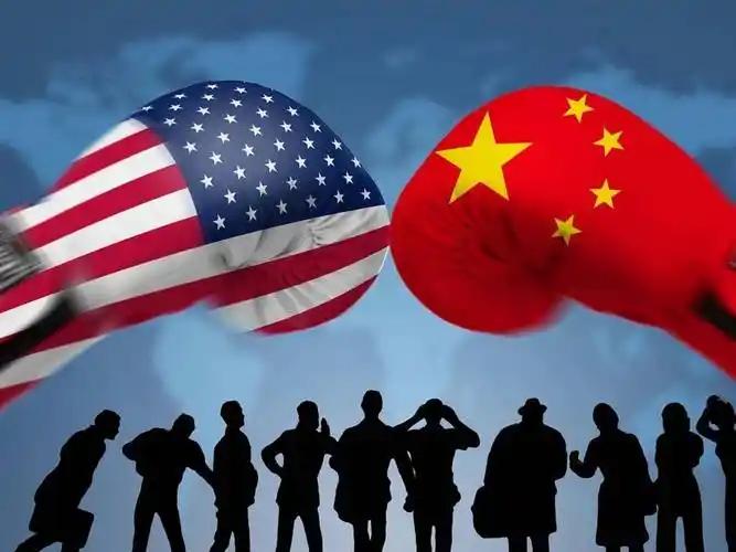 稳如泰山的中国军人，站出了最硬的大国底气
特朗普专机驶入机场跑道时，引擎轰鸣声震