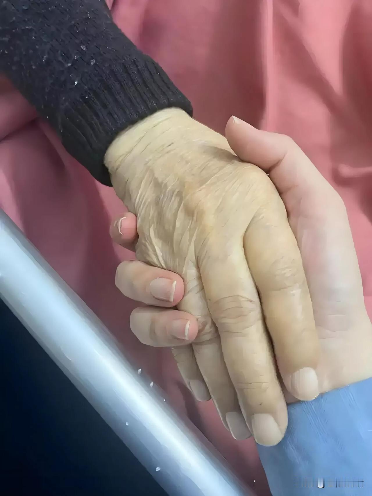 老婆堂姑的一句话，让满屋子的人都流下了眼泪。

昨天得到消息，说老婆堂姑病危，已