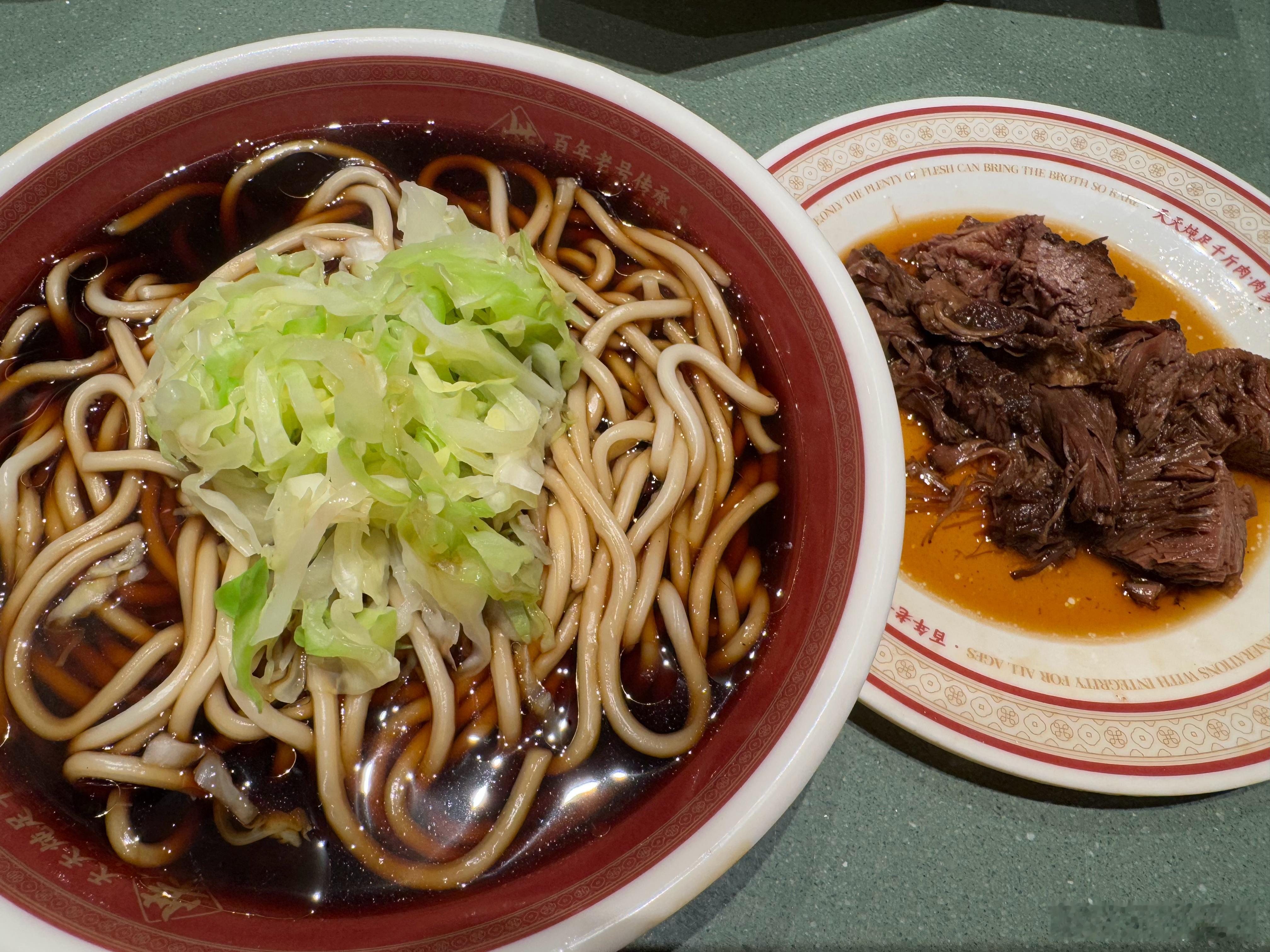 急赤白脸吃碗面咋还吃出一只“猫”来[允悲]美食分享  ​​​