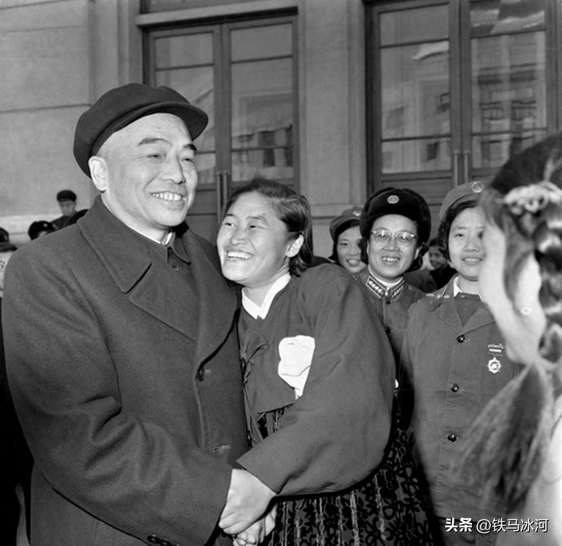 🍁1955年北京国庆期间，少数民族妇女模范见到仰慕已久的彭德怀元帅，满心崇敬难