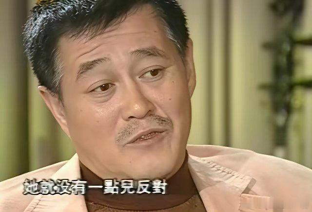 赵本山说：“如果我二十岁之前不是在农村，我是绝不会离婚的。那时候村里好几个光棍，