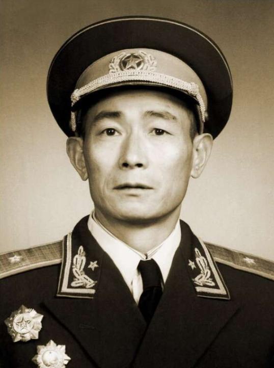 1937年秋天，386旅旅长陈赓把1营营长查玉升叫到自己的窑洞里。陈赓开门见山：
