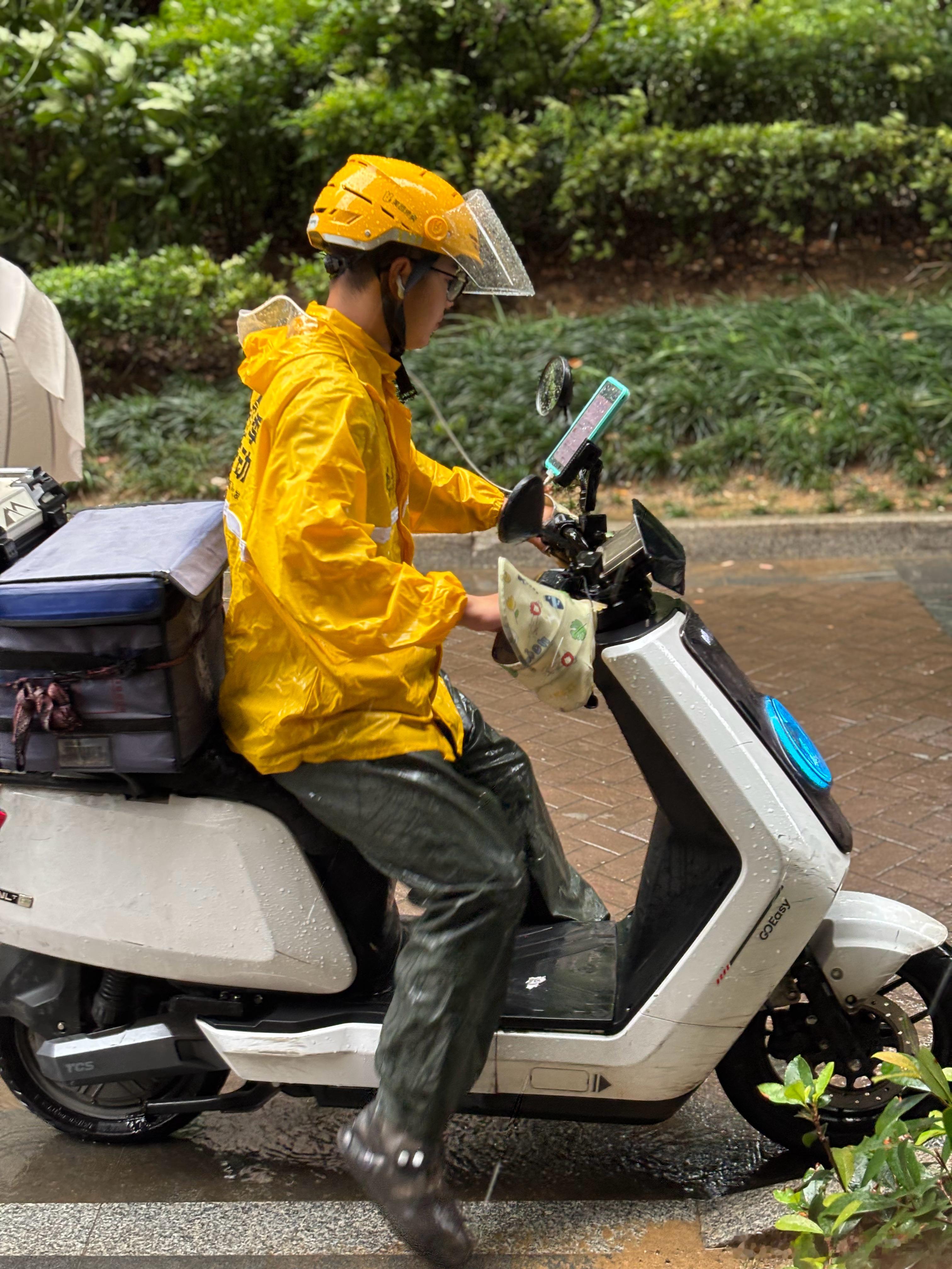 美团经典胶质感雨衣雨裤被雨水打湿后锃亮丝滑 