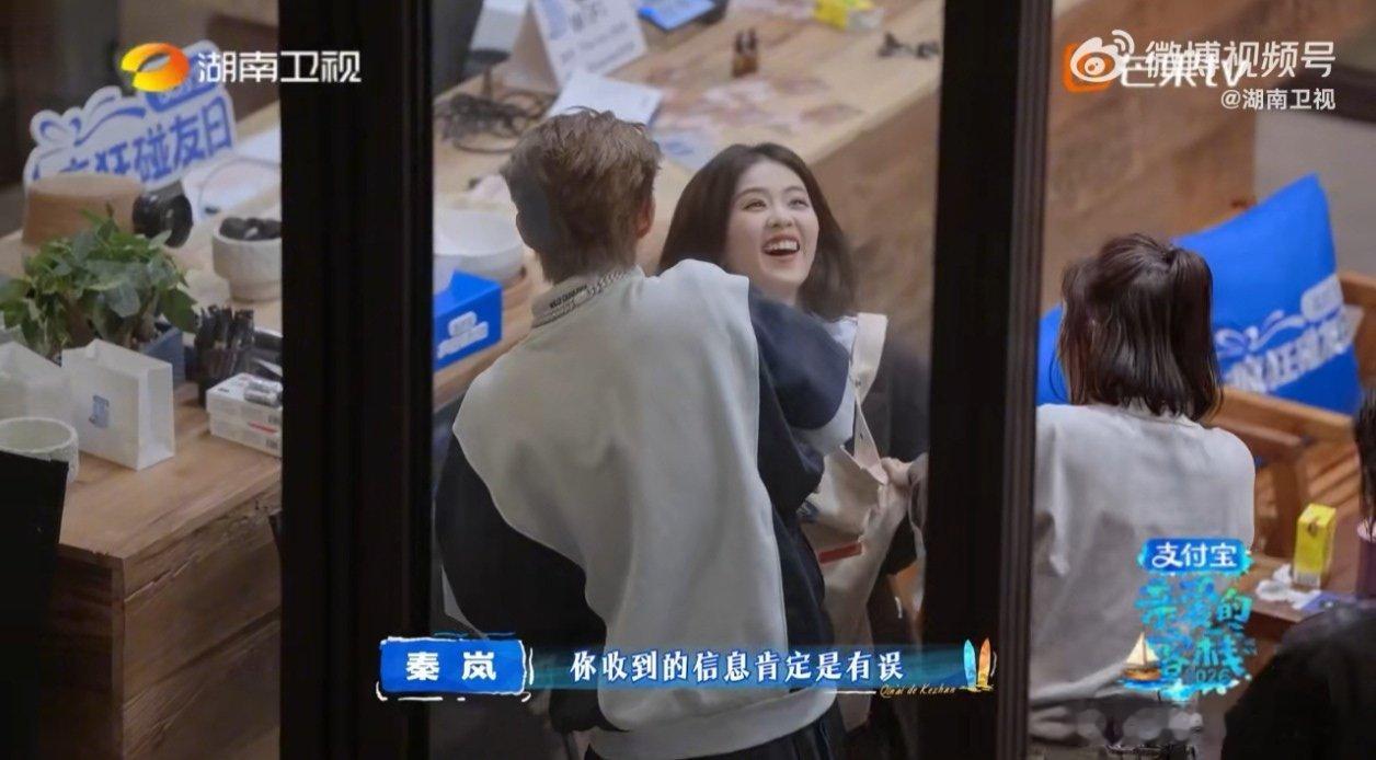 是谁在认真打工？是我们可爱的白鹿呀！✨白鹿真帮手假客人亲爱的客栈