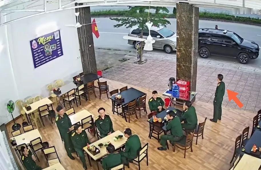 越南军官吃午饭警卫站门口高度警惕。