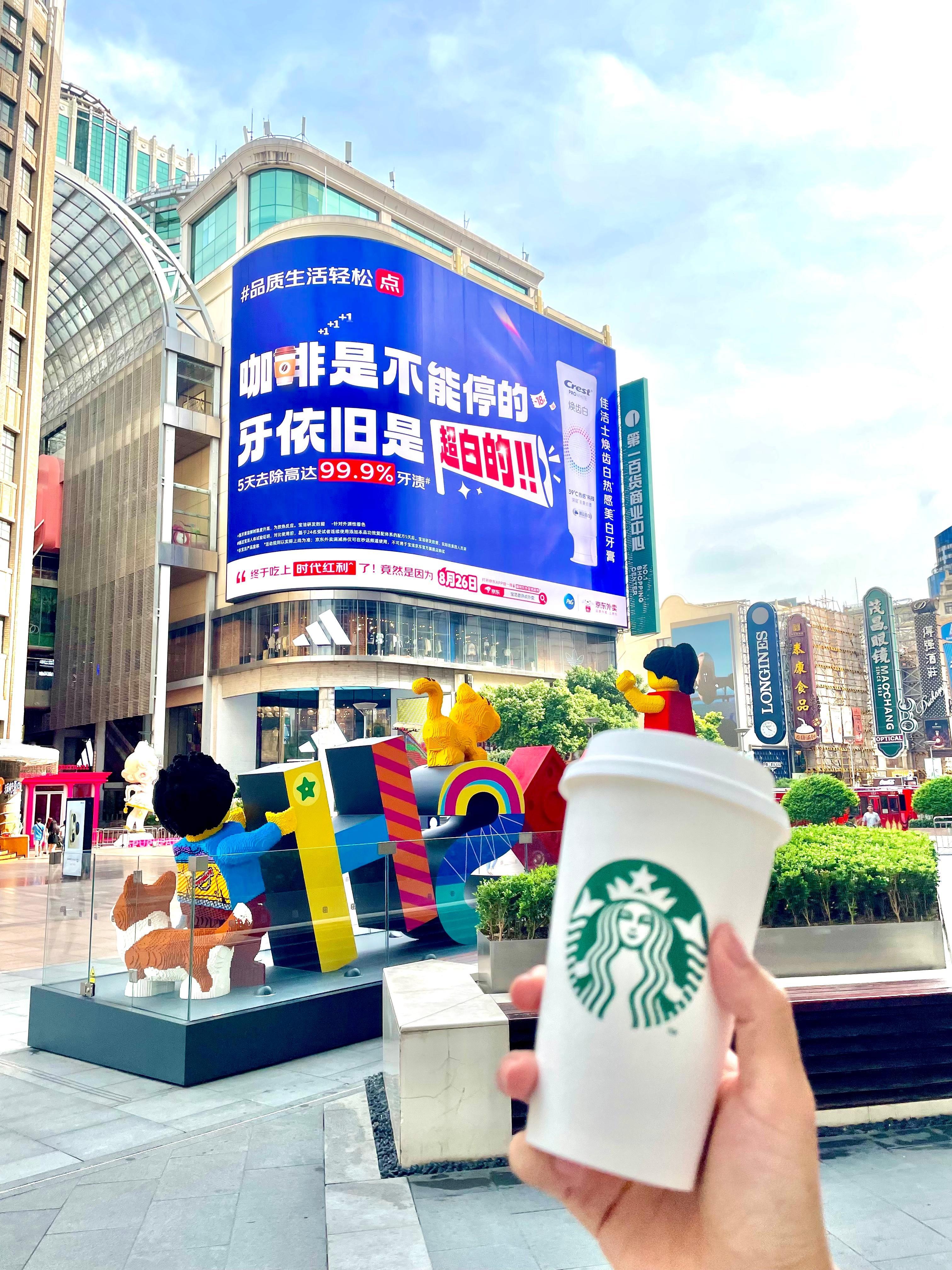 赶上了这波外卖时代红利，我也算实现每天“咖啡自由”。但牙真会变黄！这海报是咖啡党