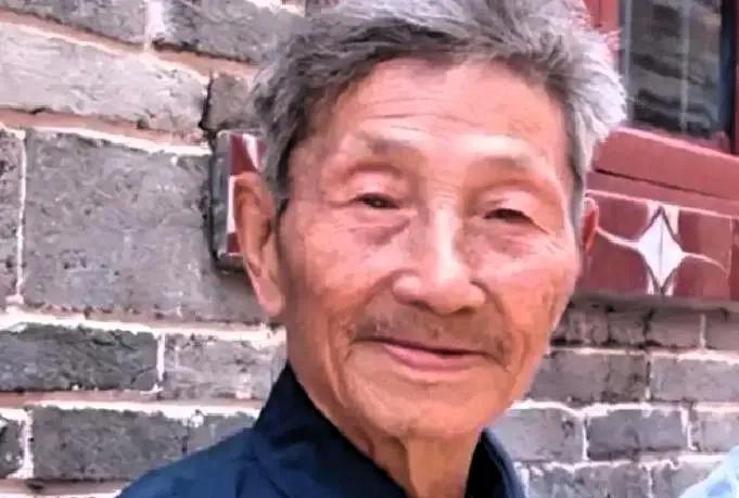 1979年 ，一位老人为了证明自己是老红军，不顾危险在北京拦下一辆军官的车，眼看