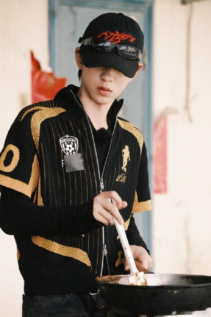 何浩楠不去种地来当厨师了何浩楠抢的是赵小童的活吧何浩楠这波身份转变也太突然了，从