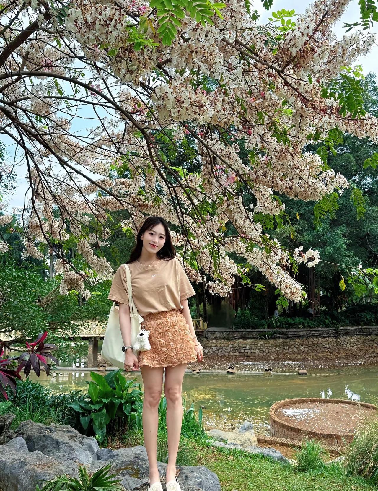 今日ootd展示～这棵泰国樱花够坚挺今早南宁那么大的雨都没吹垮今日ootd穿搭 