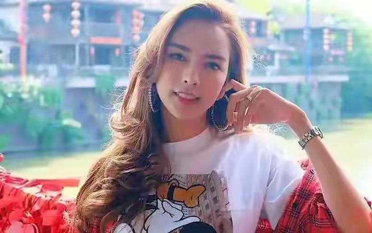 谁能想到，泰国人妖吃避孕药不是为了避孕，而是为了活着？


一板30泰铢的避孕药