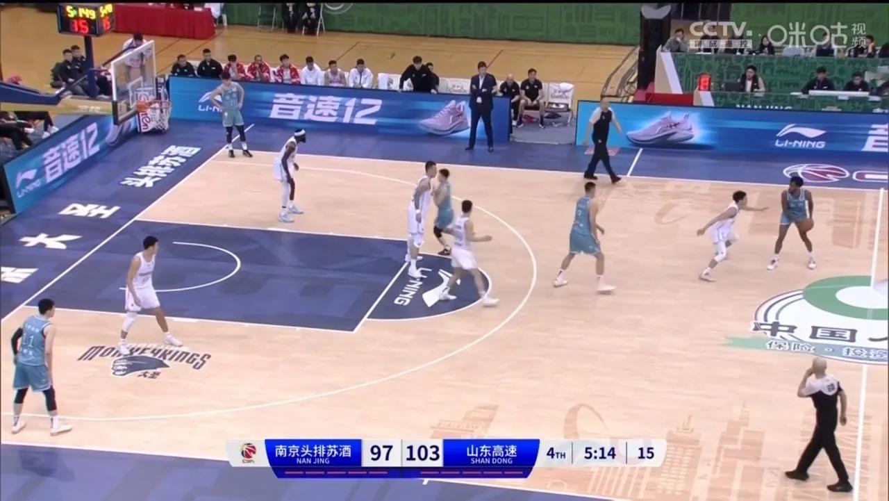 林葳的脾气越来越大了，已经完全把自己当成大牌球星了。

队友没有及时给他传球，直