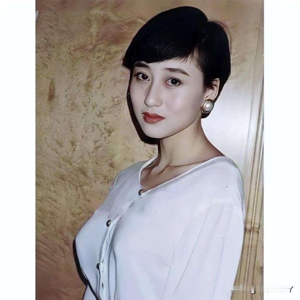 1992年，利智照片。论长相真说不上有多惊艳，不知当年为啥那么多人被她所迷倒，也