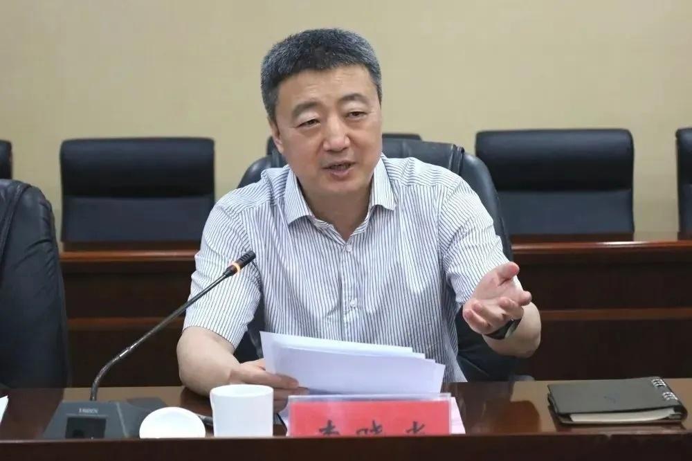 胶州市人大前主任李晓光，今日官宣落马，其实他两口子已经被带走很长时间了。李是19